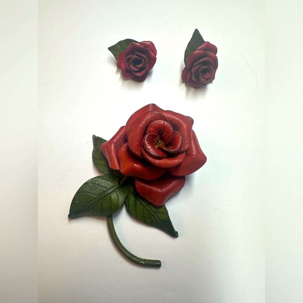 Carved leather rose set